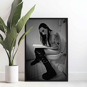 Póster de baño de Marilyn Manson: lienzo de música rock para amantes de la música y decoración alternativa para el baño.