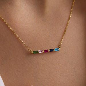Colar com pedra de nascimento em baguete de ouro 14K: joias personalizadas para a família