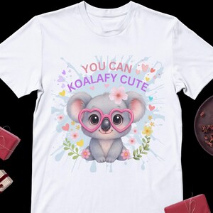 かわいいベビーコアラのTシャツデザイン - 「You Can Koalafy Cute」ピンクのメガネをかけた動物のおもしろダジャレ。子供用プリントTシャツアート。デジタルダウンロード