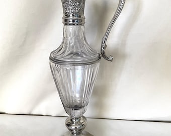 Vino tinto de cristal vintage, modelo ánfora. Metal plateado.