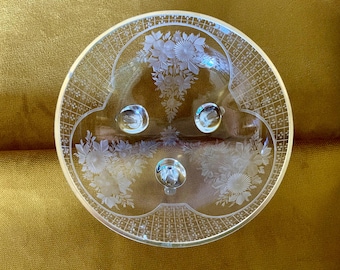Bol antiguo de cristal grabado de Moser con base para dulces.