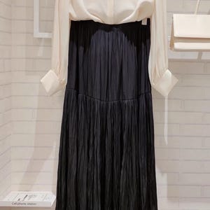 Elegant Pleated Midi Skirt – Flowy Custom Fabric, Elastic Waist, One Size Fits All, Black Grey & Navy