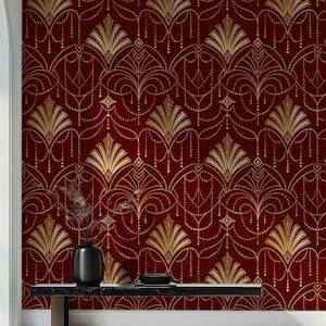 Puede incluir: Papel pintado burdeos con un diseño Art Déco dorado repetido. El patrón presenta formas de abanico estilizadas, líneas curvas y detalles de cuentas. Este papel pintado añade un toque de elegancia vintage a cualquier espacio interior.