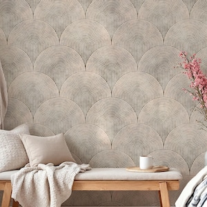 Pode incluir: Interior de quarto com papel de parede bege e creme com um padrão semicircular repetido. Um banco de madeira com almofadas e um cobertor está em frente à parede. Um vaso de flores cor-de-rosa e uma caneca branca numa bandeja completam a cena.