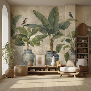 Könnte beinhalten: Eine Inneneinrichtungsszene mit einem Wandbild mit großen grünen Bananenblättern und Vögeln. Große Topfpflanzen in blau-weißen Keramikvasen stehen vor dem Wandbild. Ein Holzregal, ein Stuhl und dekorative Gegenstände vervollständigen den Raum.