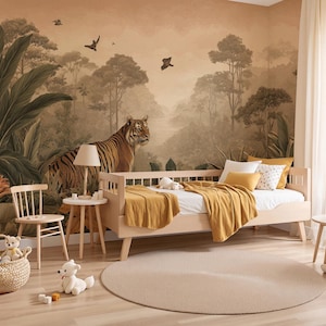 Pode incluir: Quarto infantil com um mural com tema de selva com um tigre. O quarto inclui uma cama de madeira com roupa de cama amarela, uma cadeira pequena, um tapete redondo e uma mesa lateral com uma lâmpada. Uma cesta de vime contém animais de pelúcia.
