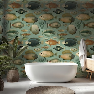 Könnte beinhalten: Ein Badezimmer mit einer weißen ovalen Badewanne, einem geflochtenen Blumentopf und einer Tapete mit Fischmuster in Türkis, Braun und Beige. Ein weißes Handtuch hängt in der Nähe eines Holzschranks.