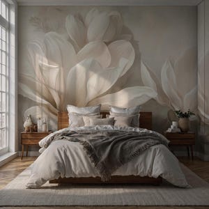 Puede incluir: Un dormitorio con un gran mural floral en tonos neutros. La cama tiene un marco de madera, ropa de cama blanca y una manta gris. Dos mesitas de noche de madera flanquean la cama, cada una con objetos decorativos. Una gran ventana es visible a la izquierda.