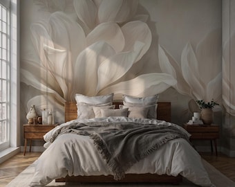 Op de afbeelding: Een slaapkamer met een grote bloemenmuurschildering in neutrale tinten. Het bed heeft een houten frame, wit beddengoed en een grijze deken. Twee houten nachtkastjes flankeren het bed, elk met decoratieve items. Een groot raam is links zichtbaar.