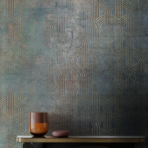 Può includere: Carta da parati in stile Art Déco con un motivo verde acqua e oro. Il design presenta linee ad arco ripetute. Un vaso di vetro marrone e arancione e una piccola pietra rosa rotonda sono su una mensola nera e oro. Un cilindro dorato è sul pavimento.