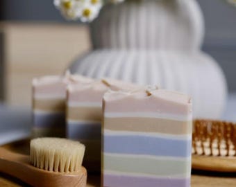 Silky Sakura - Savon traité à froid | Petit lot | Barre artisanale biologique | Hydratant végétalien entièrement naturel