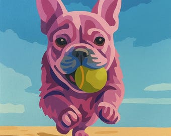Puede incluir: Un bulldog francés rosa corre hacia el espectador, sosteniendo una pelota de tenis amarilla en la boca. El perro está pintado con varios tonos de rosa y morado. El fondo presenta un cielo azul con nubes blancas y un suelo beige.