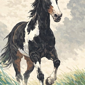 Op de afbeelding: Schilderij van een rennend paard met een zwart-witte vacht, een wit gezicht en een vloeiende zwarte manen. Het paard staat in een veld met groen gras met een bewolkte lucht op de achtergrond.