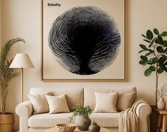 以下が含まれることがあります： 左上に「finbality」の文字が入った額装されたアートワーク。ベージュの背景に、円の中の木に似た黒い渦巻き模様が特徴です。ベージュのソファの上に飾られています。