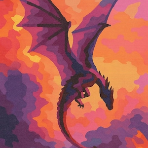 Può includere: Illustrazione stilizzata di un drago in volo contro un cielo al tramonto. Il drago è raffigurato in tonalità viola e nere, con ali spiegate. Lo sfondo presenta un gradiente di tonalità arancioni, rosa e viola.