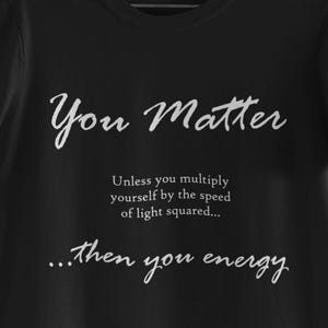 Camiseta con juego de palabras de física. Importas a menos que multipliques por c al cuadrado. Entonces tienes energía.