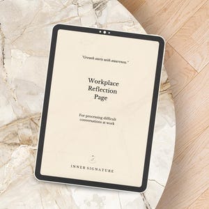 Op de afbeelding: Een digitale tablet met een reflectiepagina voor de werkplek met de tekst "Growth starts with awareness." en "For processing difficult conversations at work." De pagina bevat ook de tekst "Workplace Reflection Page" en het logo "INNER SIGNATURE".