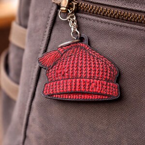 Keine eisigen Straßen Mütze Schlüsselanhänger | Rot Strickmütze Taschenanhänger | Winter Sicherheit + Dezentes Statement | Handgefertigt Schlüsselanhänger
