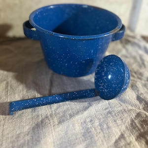 Pot vintage en granit bleu émaillé avec louche
