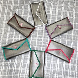 Carteras de cuero en plata antigua "Serie de cartas" de Jef Treasures con concienciación sobre el cáncer de mama