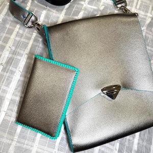 Bolso bandolera de piel color plata antigua con diario a juego de Jef Treasures