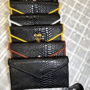 Clutch de piel de serpiente negra "Letter Series" con concienciación sobre el cáncer de mama