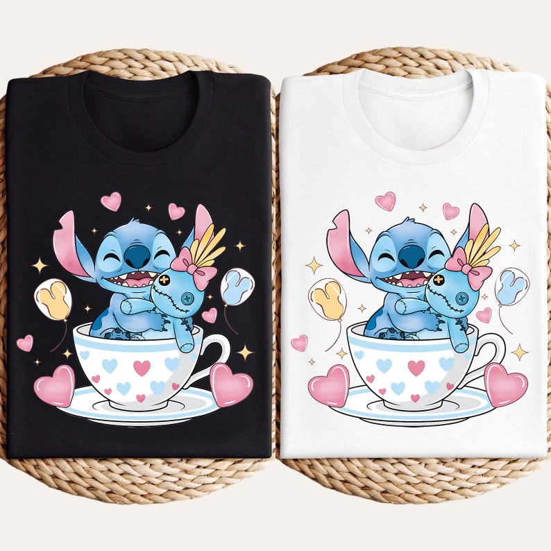 Puede incluir: Camisetas negras y blancas con un dise&ntilde;o de personaje de dibujos animados y mu&ntilde;eca en una taza de t&eacute;. Las tazas de t&eacute; tienen patrones de corazones, y el dise&ntilde;o incluye corazones y estrellas. Las camisetas se muestran sobre una superficie tejida.