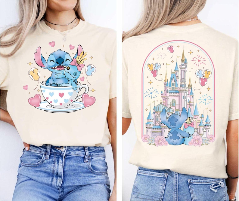 Puede incluir: Camiseta color crema con una ilustraci&oacute;n de dibujos animados de Stitch y Angel en una taza de t&eacute;, rodeados de corazones y globos. La parte posterior de la camiseta muestra a Stitch y Angel frente a un castillo con fuegos artificiales.