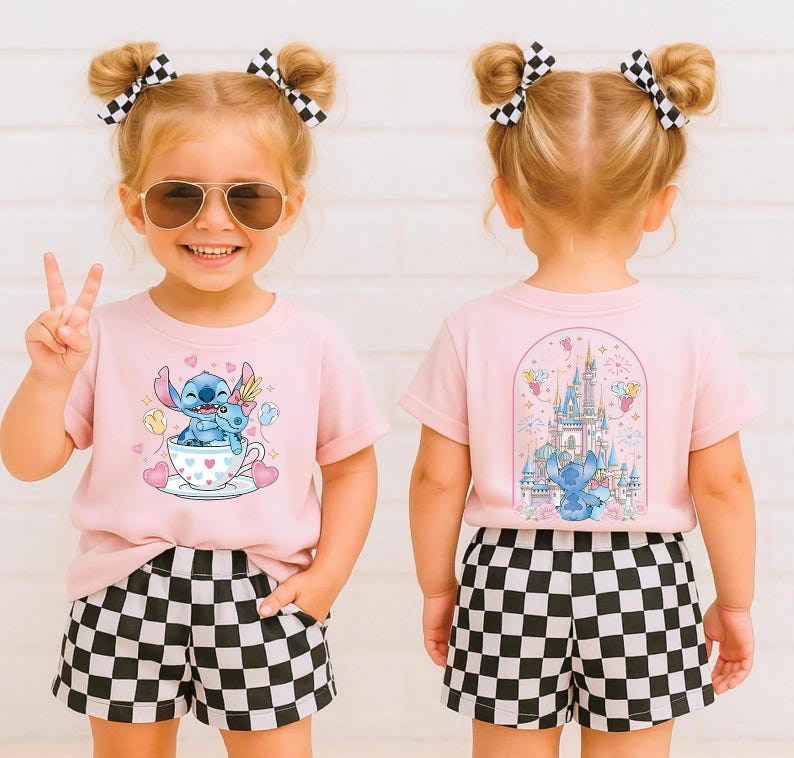Puede incluir: Un conjunto infantil con una camiseta rosa con un dise&ntilde;o de dibujos animados de Stitch y pantalones cortos a cuadros blancos y negros. La parte delantera de la camiseta muestra a Stitch en una taza de t&eacute;, mientras que la parte trasera muestra una escena de castillo. El ni&ntilde;o tambi&eacute;n lleva gafas de sol y lazos para el pelo.