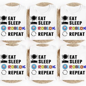 Puede incluir: Seis camisetas blancas con el texto "EAT SLEEP ROBLOX REPEAT" en negro, azul, rojo, amarillo y morado. El dise&ntilde;o incluye un tenedor y un plato, una cama, el logo de Roblox y una flecha circular. Las camisetas est&aacute;n bien dispuestas.