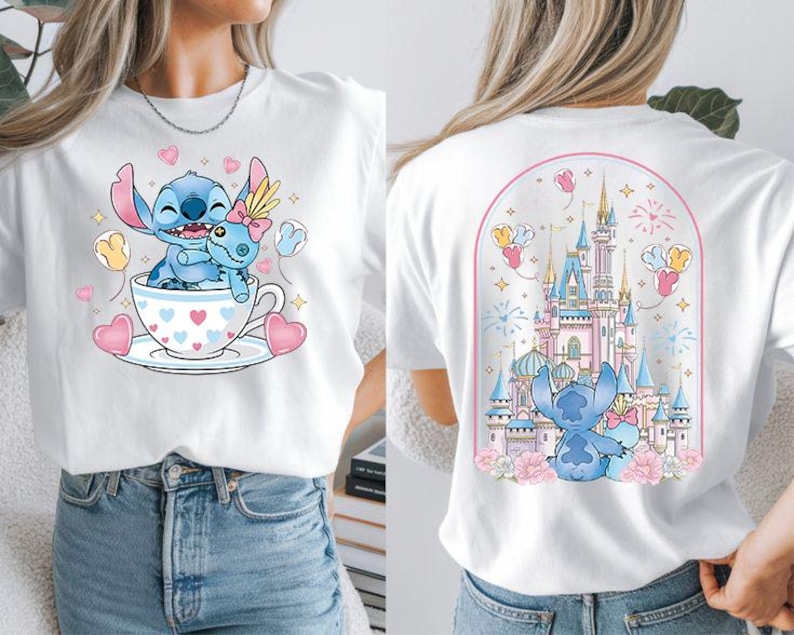 Puede incluir: Camiseta blanca con un dise&ntilde;o de dibujos animados de Stitch. La parte delantera muestra a Stitch en una taza de t&eacute; con corazones y globos. La parte trasera presenta un castillo con Stitch y globos. El dise&ntilde;o utiliza colores rosa, azul y amarillo.