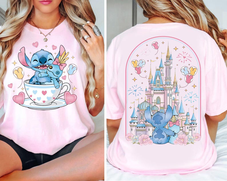 Puede incluir: Camiseta rosa claro con un personaje de dibujos animados Stitch y una mu&ntilde;eca Stitch m&aacute;s peque&ntilde;a en una taza de t&eacute; decorada con corazones. La parte trasera de la camiseta muestra a Stitch y una mu&ntilde;eca frente a un castillo con fuegos artificiales y globos.