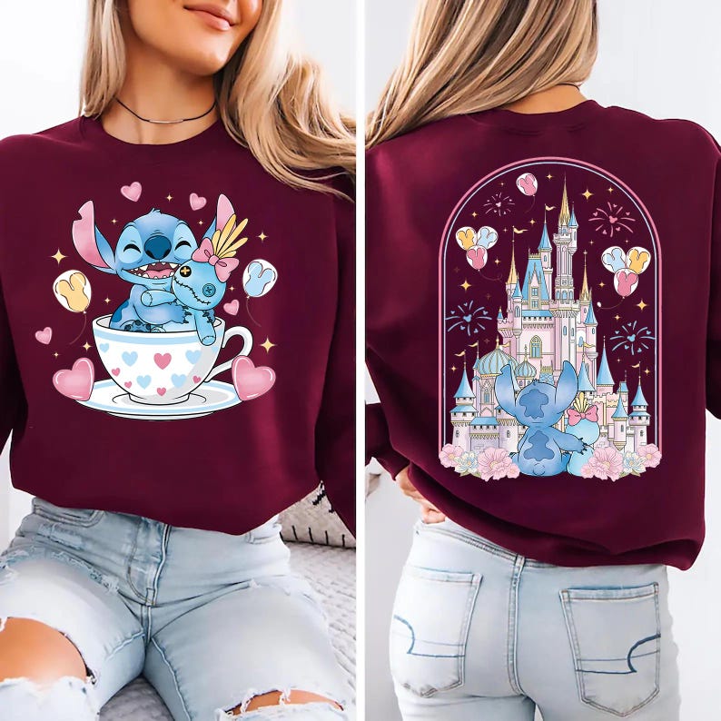 Puede incluir: Sudadera burdeos con un dise&ntilde;o de Stitch de dibujos animados. La parte delantera muestra a Stitch en una taza de t&eacute; con corazones y globos. La parte trasera muestra un castillo. Dise&ntilde;o l&uacute;dico y caprichoso.