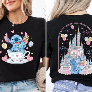 Puede incluir: Camiseta negra con un dise&ntilde;o de Stitch de dibujos animados. La parte delantera muestra a Stitch en una taza de t&eacute; con corazones y globos. La parte trasera muestra una escena de castillo con Stitch, globos y fuegos artificiales. Un dise&ntilde;o divertido y colorido.