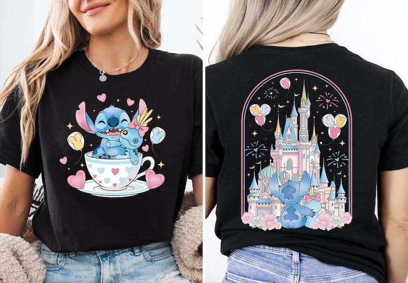 Puede incluir: Camiseta negra con un dise&ntilde;o de Stitch de dibujos animados. La parte delantera muestra a Stitch en una taza de t&eacute; con corazones y globos. La parte trasera muestra una escena de castillo con Stitch, globos y fuegos artificiales. Un dise&ntilde;o divertido y colorido.