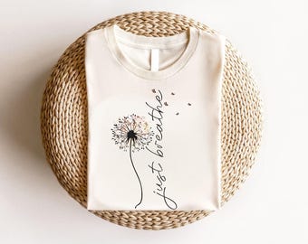 Camiseta "Just Breathe Dandelion", camiseta inspiradora con estampado floral, camiseta con estética natural, concienciación sobre la salud mental, ropa minimalista con estampado de flores silvestres.