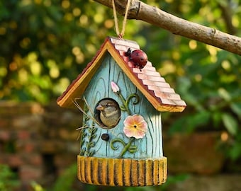 Niedliches blaues Blumenvogelhaus rustikaler Nistkasten klein bemaltes Vogelhaus Frühling Sommer Garten Natur Dekor