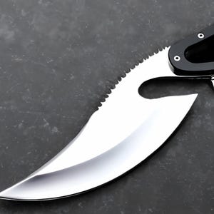 Puede incluir: Un cuchillo de hoja grande y curvada con borde dentado y mango negro. La hoja está pulida y reflectante, con una punta afilada. El cuchillo tiene un diseño único y parece estar hecho de metal.