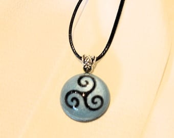 Triskelion Spiralanhänger, runde Kuppelform, 2,5 cm Durchmesser