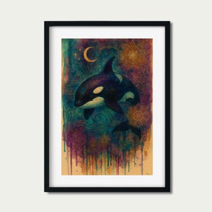 Può includere: Un dipinto ad acquerello di un'orca che nuota in uno sfondo astratto e colorato. L'orca è nera e bianca, e lo sfondo è un mix di blu, viola e oro. Ci sono anche stelle dorate e una luna crescente sullo sfondo.
