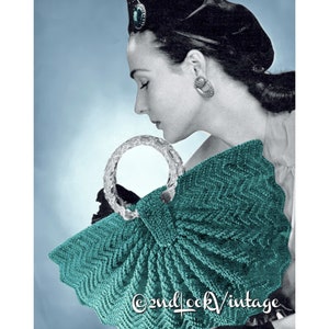 Peut inclure: Un sac &agrave; main en crochet turquoise avec une poign&eacute;e en plastique transparent. Le sac a un bord festonn&eacute; et un motif en chevron.
