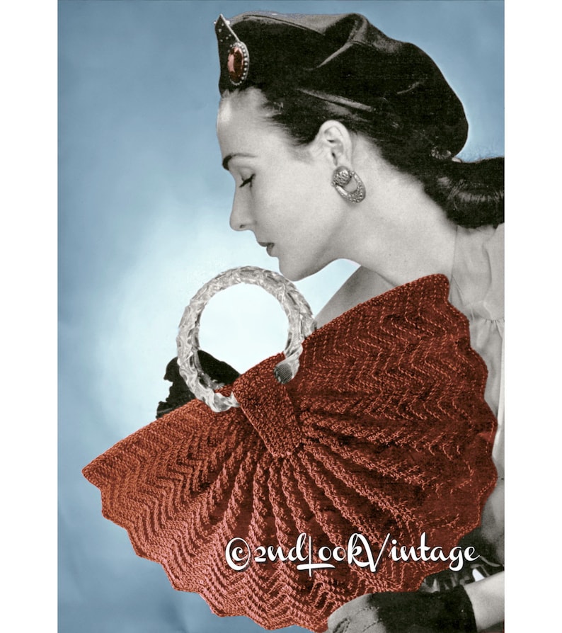 Peut inclure: Un sac &agrave; main vintage en crochet avec un motif chevron brun et une poign&eacute;e en plastique transparent. Le sac est en forme de demi-cercle et a un bord festonn&eacute;. L'image comprend le texte "&copy;2ndlookvintage".