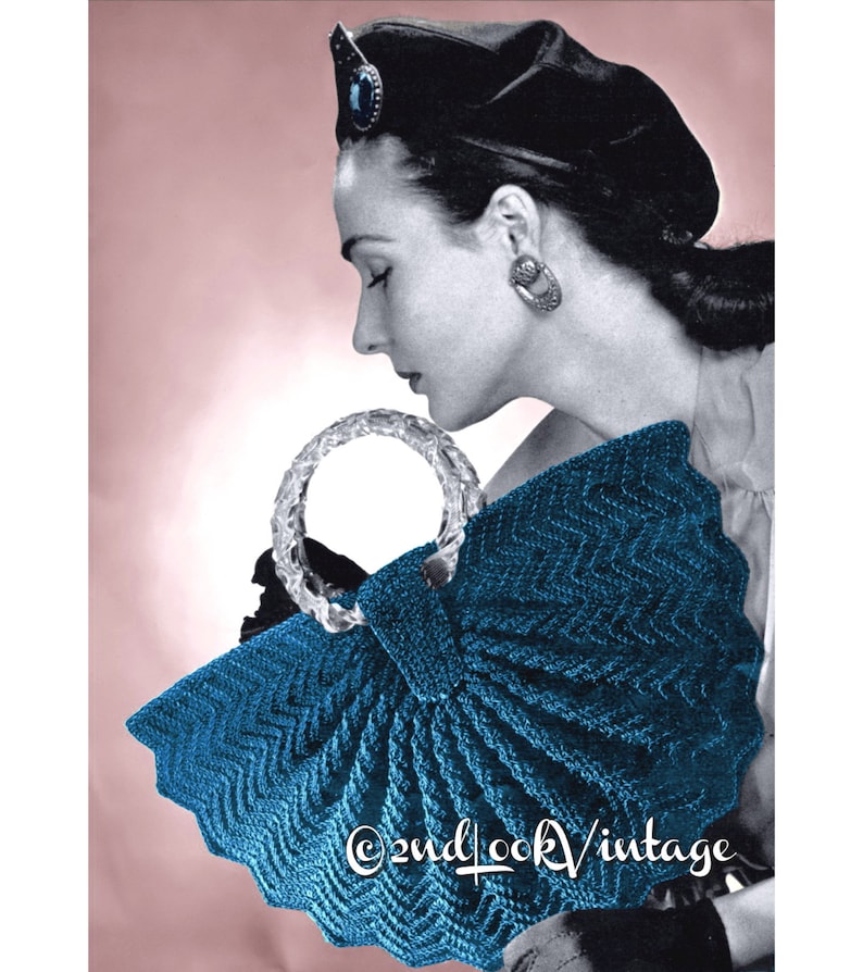 Peut inclure: Un sac &agrave; main en crochet bleu turquoise avec une poign&eacute;e en plastique transparent. Le sac a une forme festonn&eacute;e et un design textur&eacute;.
