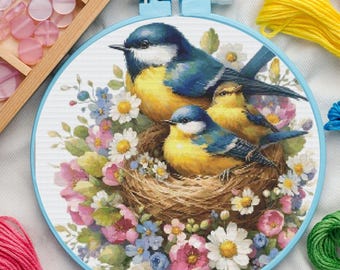 Wzór haftu krzyżykowego „Gniazdo Bluebird” – wiosenne kwiaty (wzór PDF, pliki SVG)