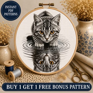 Peut inclure: Un modèle de point de croix dans un tambour à broder en bois représentant un chat tigré gris aux yeux ambrés regardant son reflet dans l'eau. Le texte indique INSTANT PDF PATTERNS et BUY 1 GET 1 FREE BONUS PATTERN.