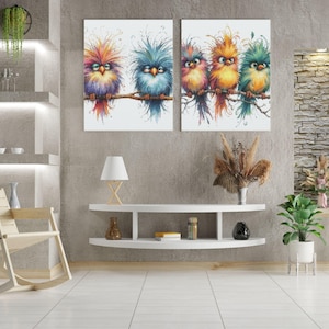 K&ouml;nnte beinhalten: Zwei Leinwanddrucke mit farbenfrohen, skurrilen V&ouml;geln, die auf einem Ast sitzen. Die V&ouml;gel haben ein lebendiges Gefieder in Blau-, Orange-, Gelb- und Lilat&ouml;nen. Das Kunstwerk wird an einer grauen Wand &uuml;ber einem wei&szlig;en Regal ausgestellt.
