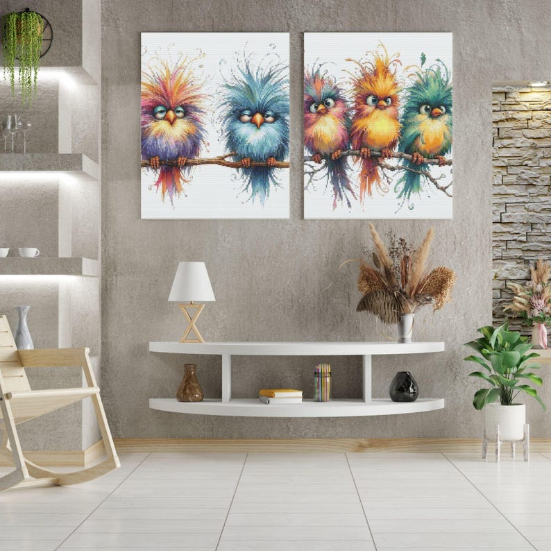 K&ouml;nnte beinhalten: Zwei Leinwanddrucke mit farbenfrohen, skurrilen V&ouml;geln, die auf einem Ast sitzen. Die V&ouml;gel haben ein lebendiges Gefieder in Blau-, Orange-, Gelb- und Lilat&ouml;nen. Das Kunstwerk wird an einer grauen Wand &uuml;ber einem wei&szlig;en Regal ausgestellt.
