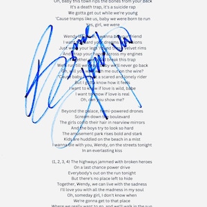 Puede incluir: Una hoja de papel blanco con la letra impresa de la canción Born to Run, que presenta una firma destacada en tinta azul intenso trazada en diagonal sobre el centro del texto, ocultando parcialmente varias líneas de la letra de la canción.
