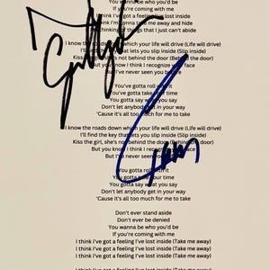 Foglio autografato di Noel Gallagher e Liam Gallagher con testo e certificato di autenticità inclusi