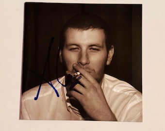 Estuche de CD autografiado por Alex Turner con certificado de autenticidad incluido